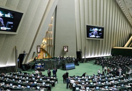 نمایندگان به بررسی لایحه متناسب سازی حقوق کارکنان دولت می‌پردازند