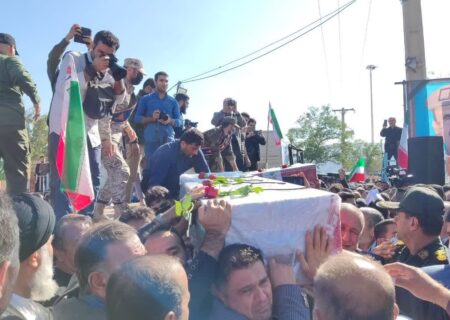 پیکرهای شهدای عملیات تروریستی ایذه در میان استقبال گسترده مردم تشییع شد